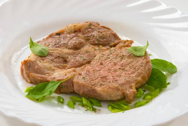 Schweinesteak Auf Weißem Teller Mit Grünen Zwiebeln Minze Und Gewürzen — Stockfoto