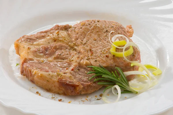 Steak Porc Sur Assiette Blanche Avec Poireau Romarin Épices — Photo