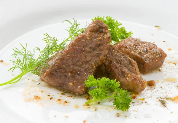 Rebanadas Carne Frita Plato Blanco Decorado Con Verduras Perejil Eneldo — Foto de Stock