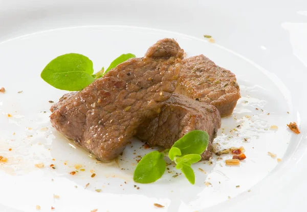 Tranches Boeuf Frit Sur Une Assiette Blanche Décorée Légumes Verts — Photo