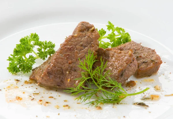 Rebanadas Carne Frita Plato Blanco Decorado Con Verduras Perejil Eneldo — Foto de Stock