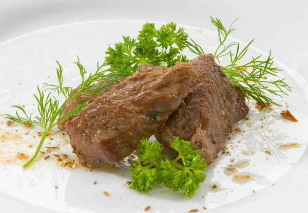 パセリ ディルで飾られた白い皿に牛肉のスライス — ストック写真