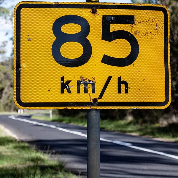85 kmh 'lik bir uyarı levhasıyla vurulmuş. Macera için ilham, seyahat anıları ve turistler için işaret broşürleri. Herhangi bir ülkede bulunabilir, tek kelime yok. # Me için metafor ve yavaşlatmayla ilgili herhangi başka bir konu.