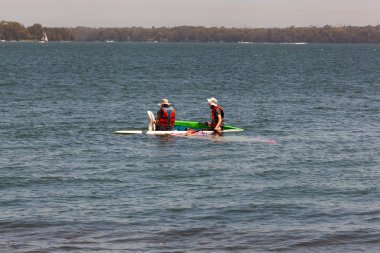 Rüzgar Sörfü yapmak daha hızlı gitmek yapmak için suya onarır.