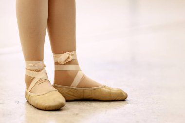 Barre pratik öncesi Pointe genç kız bale öğrenciler ilk 1 ayak pozisyonu bale için çalışırlar. Manzara biçiminde kopya alanı ile portre. Genç bale poster için en iyi görüntü.