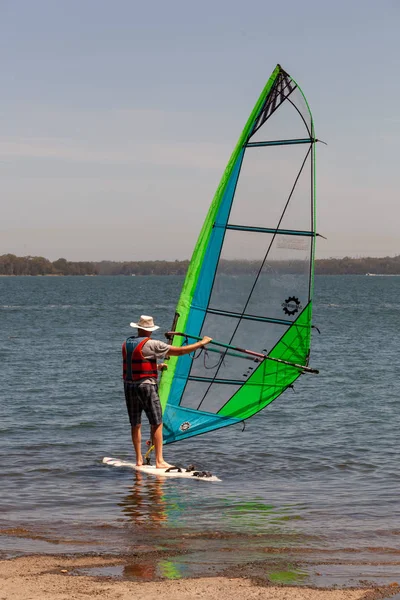 Lake Macquarie Nsw Australia Diciembre 2018 Hombre Maduro Haciendo Windsurf —  Fotos de Stock