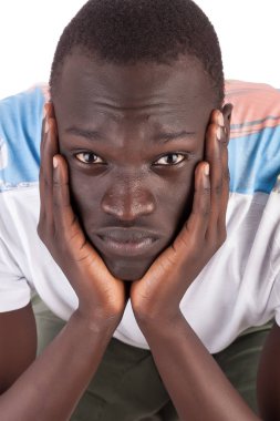 Bir beyaz tshirt gülümseyerek, göz kırpıyor, ağzı açık, ciddi yüz, beyaz diş, çene, yandan sudan adam baş çene içinde dinlenme dalgın, merak, arıyorum arıyorum eller Tapınağı ile duygular için alan kopyalama