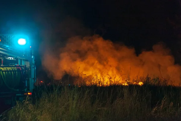 Teralba Nsw Australia October 2012 Fire Truck Backburning Extinguishing Wildfire — стоковое фото