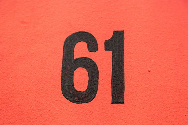 Дом Номер Шестьдесят Один Черном Красной Окрашенной Наружной Стене Дома — стоковое фото