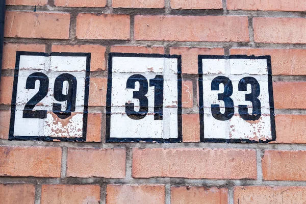 House siyah beyaz zemin üzerine kırmızı ev tuğla Belçika yirmi dokuz, otuz bir, 33 29, 31, 33 numara