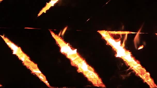 Grillons de nuit et sons brûlants pendant vingt secondes. Vidéo en gros plan d'un banc de pique-nique en feu. Vacances d'été amusant ou la destruction malveillante de la propriété. Flammes dansantes enragées chaleur intense . — Video