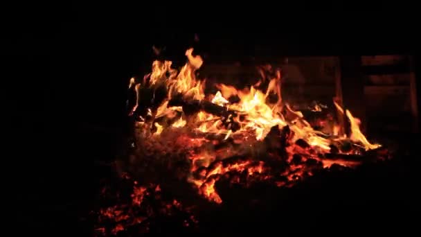 Kein Ton. Fünfzehn 15 Sekunden. Die brennende Picknickbank am Ende einer Party. Sommerferienspaß. — Stockvideo