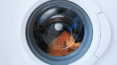 Ses yok. Ön yük çamaşır makinesinde saat yönünde ve saat yönünün tersine yuvarlanan giysilerin kırk 40 saniye.