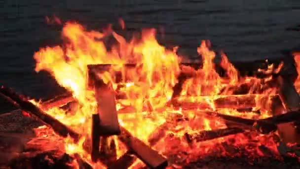 스타일 푸티지 사운드 파티가 피크닉 벤치를 재산의 악의적 어둠에 불꽃과 — 비디오