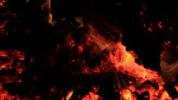 Des images de style maison. Du son. Vidéo de gros plan extrême de charbon de bois et de braises après avoir brûlé un banc de pique-nique à la fin d'une fête près d'un plan d'eau. Vacances d'été amusant ou la destruction malveillante de la propriété .