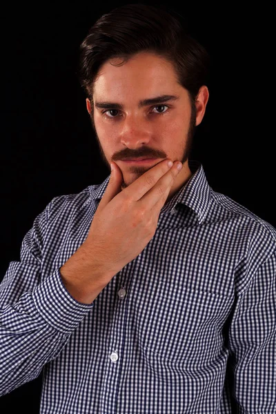 Homem Adulto Jovem Que Parece Sinistro Contemplativo Cor Expressivo Escuro — Fotografia de Stock