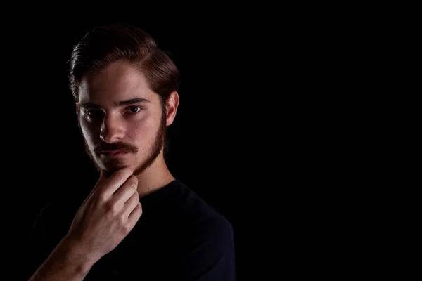 Homem Adulto Jovem Que Parece Sinistro Contemplativo Cor Expressivo Escuro — Fotografia de Stock