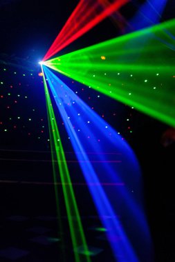 Parlak gece kulübü lazer ışıkları dans pistinde ışık ve gökkuşağı desenleri yapma duman makinesi duman ile kesme. Arka planda bokeh ile Lazer ışıkları. Mardi Gras veya nightlcub promosyonlar için İlham.