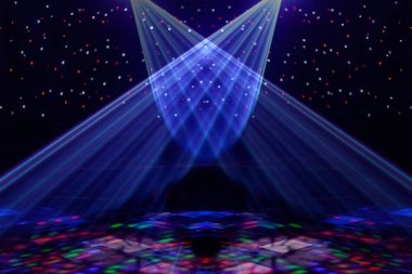 Parlak gece kulübü lazer ışıkları dans pistinde ışık ve gökkuşağı desenleri yapma duman makinesi duman ile kesme. Arka planda bokeh ile Lazer ışıkları. Mardi Gras veya nightlcub promosyonlar için İlham.