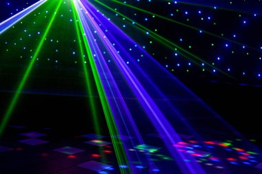 Parlak gece kulübü lazer ışıkları dans pistinde ışık ve gökkuşağı desenleri yapma duman makinesi duman ile kesme. Arka planda bokeh ile Lazer ışıkları. Mardi Gras veya nightlcub promosyonlar için İlham.