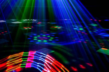 Parlak gece kulübü lazer ışıkları dans pistinde ışık ve gökkuşağı desenleri yapma duman makinesi duman ile kesme. Arka planda bokeh ile Lazer ışıkları. Mardi Gras veya nightlcub promosyonlar için İlham.