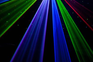 Parlak gece kulübü lazer ışıkları dans pistinde ışık ve gökkuşağı desenleri yapma duman makinesi duman ile kesme. Arka planda bokeh ile Lazer ışıkları. Mardi Gras veya nightlcub promosyonlar için İlham.