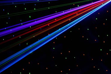 Parlak gece kulübü lazer ışıkları dans pistinde ışık ve gökkuşağı desenleri yapma duman makinesi duman ile kesme. Arka planda bokeh ile Lazer ışıkları. Mardi Gras veya nightlcub promosyonlar için İlham.