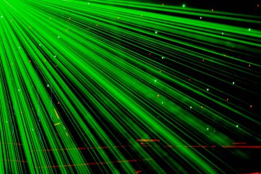 Parlak gece kulübü lazer ışıkları dans pistinde ışık ve gökkuşağı desenleri yapma duman makinesi duman ile kesme. Arka planda bokeh ile Lazer ışıkları. Mardi Gras veya nightlcub promosyonlar için İlham.