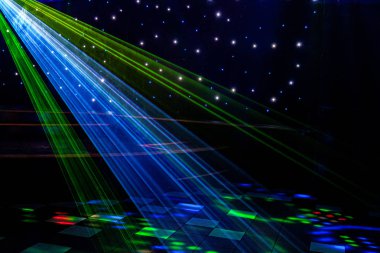 Parlak gece kulübü lazer ışıkları dans pistinde ışık ve gökkuşağı desenleri yapma duman makinesi duman ile kesme. Arka planda bokeh ile Lazer ışıkları. Mardi Gras veya nightlcub promosyonlar için İlham.