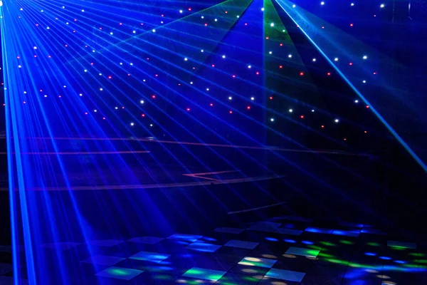 Helle Nachtclub-Laserlichter, die sich durch den Rauch der Rauchmaschine schneiden und Licht und Regenbogenmuster auf der Tanzfläche erzeugen. Laserlichter mit Bokeh im Hintergrund. Inspiration für Mardi Gras oder Nightlcub Promotions. — Stockfoto