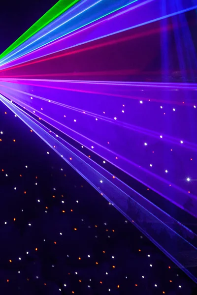 Bright nachtclub Laser Lights snijden door rookmachine rook maken van licht en regenboog patronen op de dansvloer. Laser lampen met bokeh op de achtergrond. Inspiratie voor Mardi Gras of nightlcub promoties. — Stockfoto