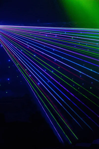 Helle Nachtclub-Laserlichter, die sich durch den Rauch der Rauchmaschine schneiden und Licht und Regenbogenmuster auf der Tanzfläche erzeugen. Laserlichter mit Bokeh im Hintergrund. Inspiration für Mardi Gras oder Nightlcub Promotions. — Stockfoto