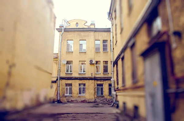 Vecchio Cortile Epoca Povero Quartiere Intonaco Incrinato Sull Edificio Filtro — Foto Stock