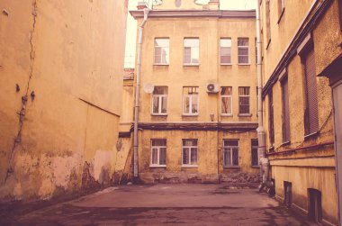 Eski vintage avlu. Zavallı çeyrek. Kırık sıva binasında. Instagram filtre. 