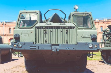 Eski askeri mobil roketatar. Soğuk savaş dönemi. Instagram filtre. Topçu Müzesi St. Petersburg