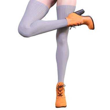 Güzel kadın bacakları yünlü tozluk ve yarım boncuk.