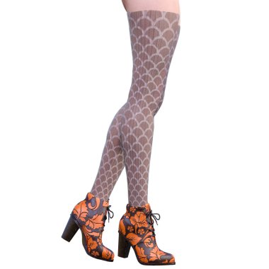 Güzel kadın bacakları yünlü tozluk ve yarım boncuk.