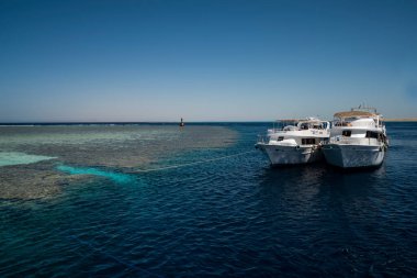 Sharm El-Şeyh / Mısır - 30.12.2019: Gordon Resif Tiran 'da dalış tekneleri, Kızıldeniz, Mısır