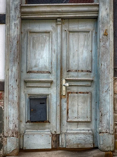 老风化门在半木材房子里 — 图库照片