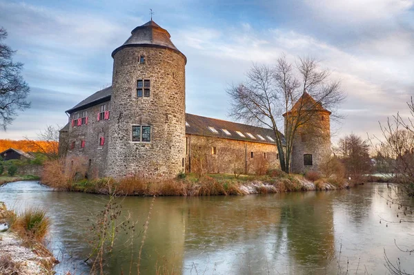 Ortaçağ moated castle civarındaki Ratingen Almanya