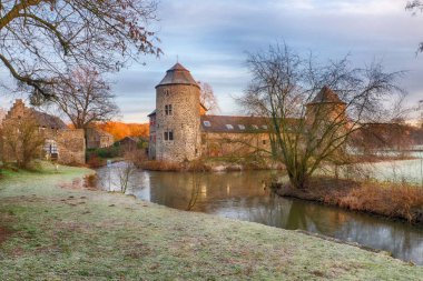 Moated castle civarındaki Ratingen Almanya