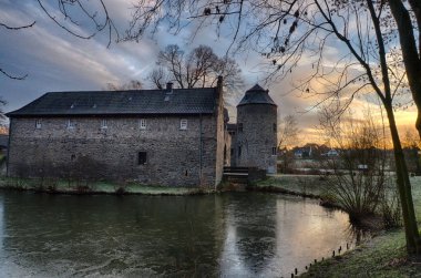 Almanya'da Ratingen yakınındaki tarihi moated castle.