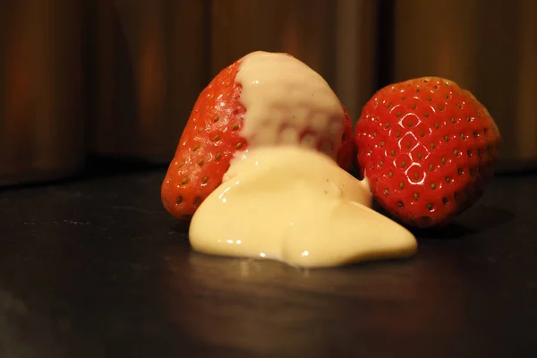 Erdbeeren Mit Vanillecreme — Stockfoto