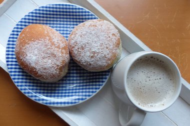 Çilek reçeli dolgu ve kahve ile çörek