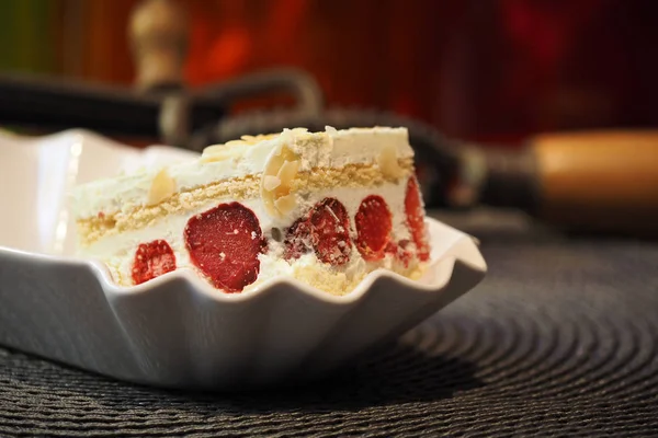 Torta Alla Panna Con Fragole Mandorle — Foto Stock