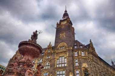 Tarihi çeşme ve Wuppertal Elberfeld cityhall.