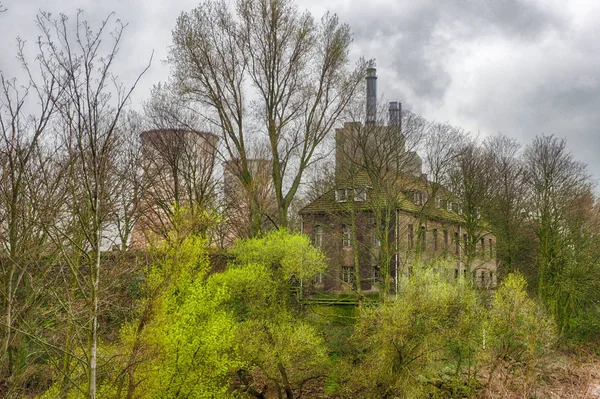 Ιστορικό Κάστρο Κοντά Εργοστάσιο Σιδήρου Στο Ντούισμπουργκ — Φωτογραφία Αρχείου