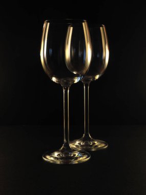 Boş şarap gözlükleri ve siyah arka plan