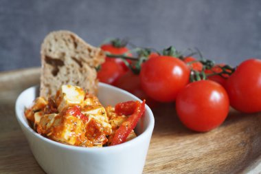 Ekmek ve domates ile Beyaz peynir salatası