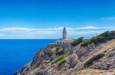Cala Ratjada yakınlarındaki ünlü deniz feneri, Mallorca